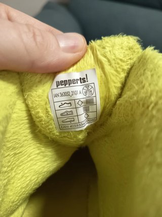 Botas de montaña negras y amarillas