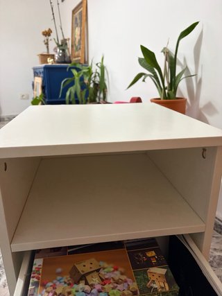 Mesa de noche blanca y madera