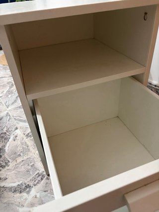 Mesa de noche blanca y madera