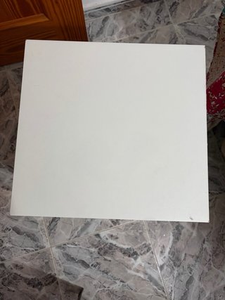Mesa de noche blanca y madera