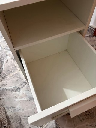 Mesa de noche blanca y madera