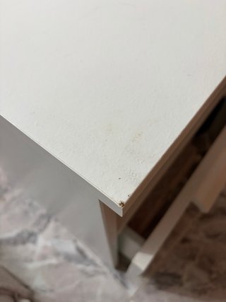 Mesa de noche blanca y madera