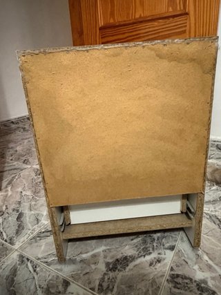 Mesa de noche blanca y madera