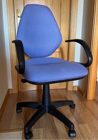 Silla giratoria azul regulable