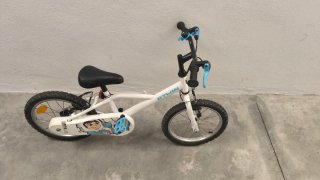 Bicicleta infantil blanca y azul de Decathlon