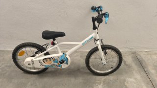 Bicicleta infantil blanca y azul de Decathlon
