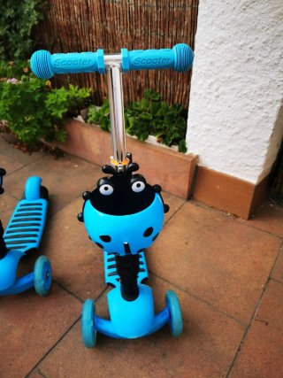 Patinete infantil azul con luces