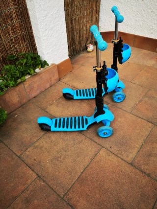 Patinete infantil azul con luces