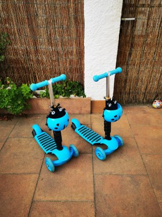 Patinete infantil azul con luces