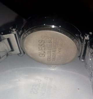 Reloj Guess plateado y blanco