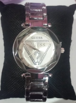 Reloj Guess plateado y blanco