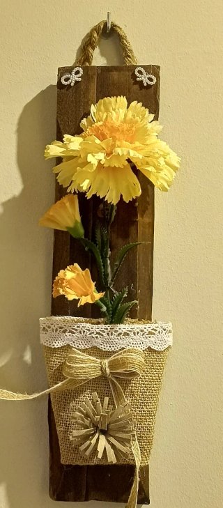 Maceta colgante de yute con clavel amarillo