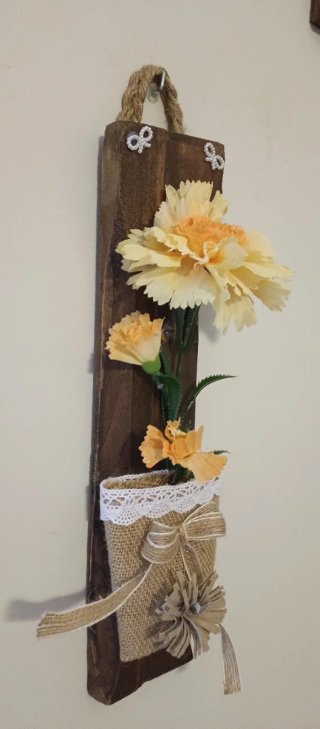 Maceta colgante de yute con clavel amarillo