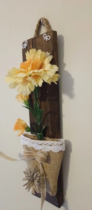 Maceta colgante de yute con clavel amarillo