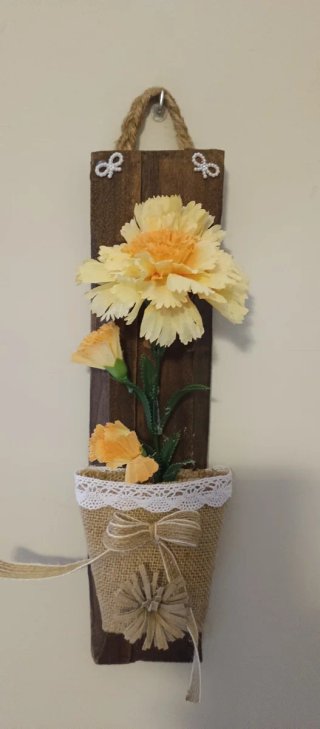 Maceta colgante de yute con clavel amarillo