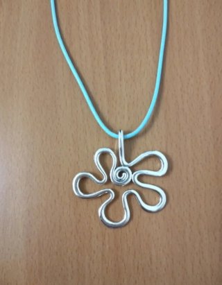 Collar de cordon con colgante de flor