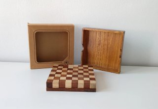 Puzzle de madera con caja y tablero