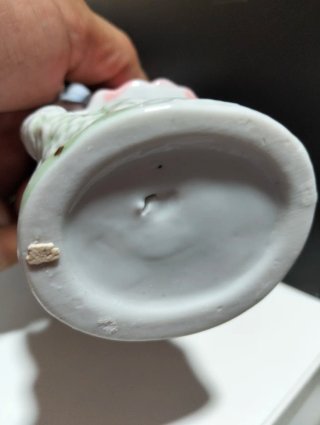 Figura de porcelana mujer con libro