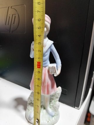 Figura de porcelana mujer con libro