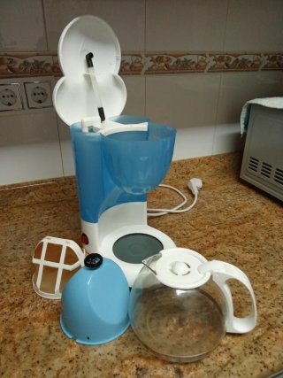 Cafetera Comeltec azul y blanca