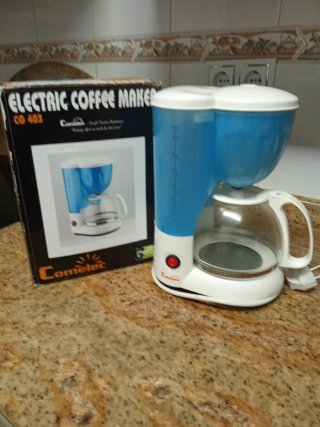 Cafetera Comeltec azul y blanca