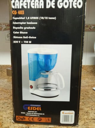 Cafetera Comeltec azul y blanca