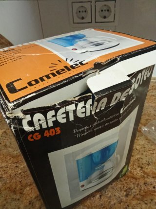 Cafetera Comeltec azul y blanca