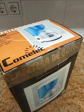 Cafetera Comeltec azul y blanca