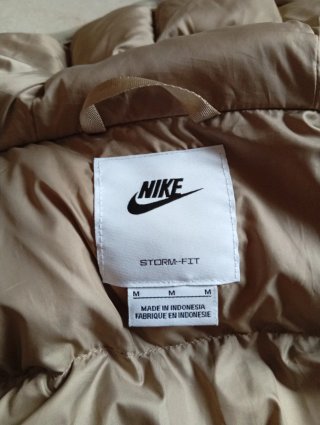Chaqueta Nike acolchada beige y blanca