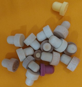 Tappi per bottiglie in legno e plastica