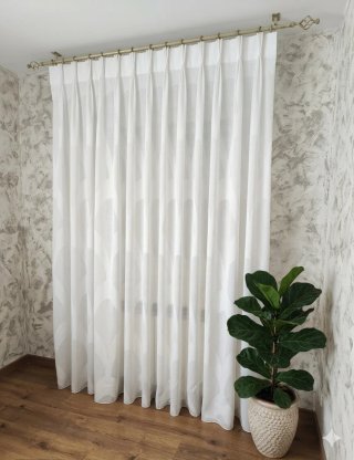 Cortina blanca con barra