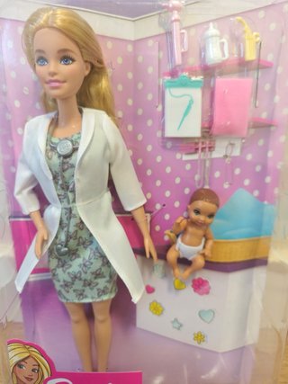 Barbie Doctora con Bebé y Accesorios