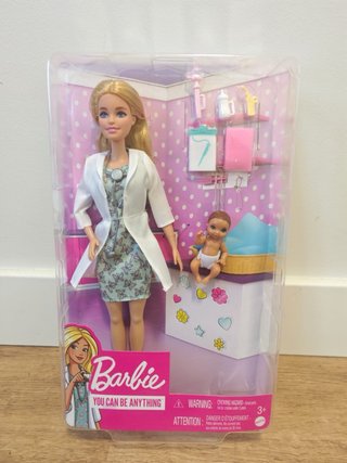 Barbie Doctora con Bebé y Accesorios