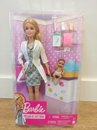Barbie Doctora con Bebé y Accesorios
