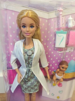Barbie Doctora con Bebé y Accesorios