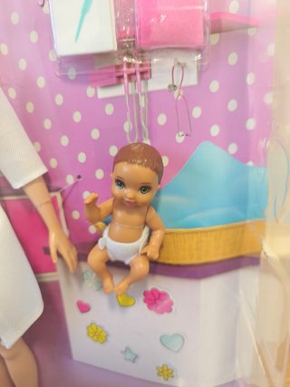 Barbie Doctora con Bebé y Accesorios