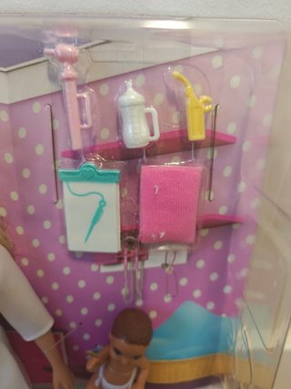 Barbie Doctora con Bebé y Accesorios