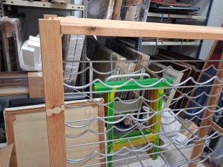 Botellero grande de madera y metal.