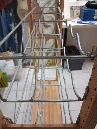 Botellero grande de madera y metal.