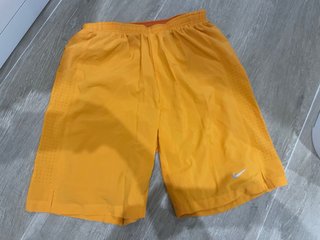 Shorts da corsa Nike a doppia strato arancione