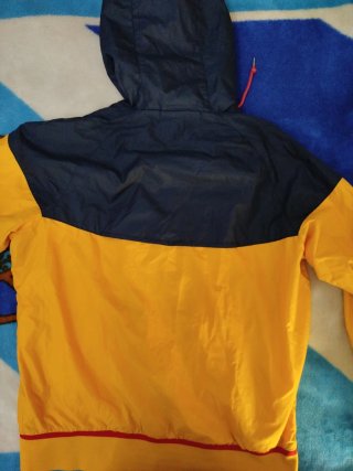 Cortavientos chubasquero azul y amarillo
