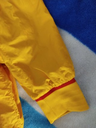 Cortavientos chubasquero azul y amarillo