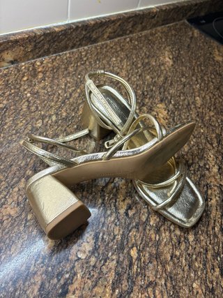 Sandalias de tacón doradas