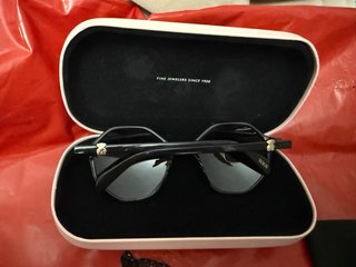 Gafas de sol Tous y cadena con charms
