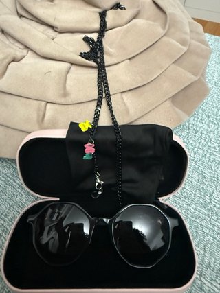 Gafas de sol Tous y cadena con charms