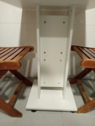 Mesa auxiliar blanca. Vendo solo la mesa.