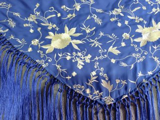 Mantoncillo azul bordado marfil hecho a mano