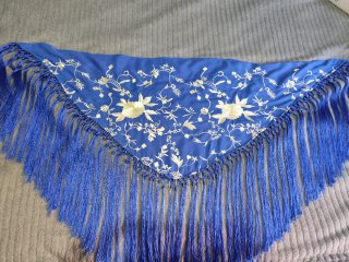 Mantoncillo azul bordado marfil hecho a mano