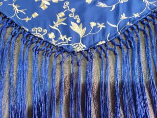 Mantoncillo azul bordado marfil hecho a mano