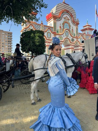 Traje de flamenca azul con lunares azules